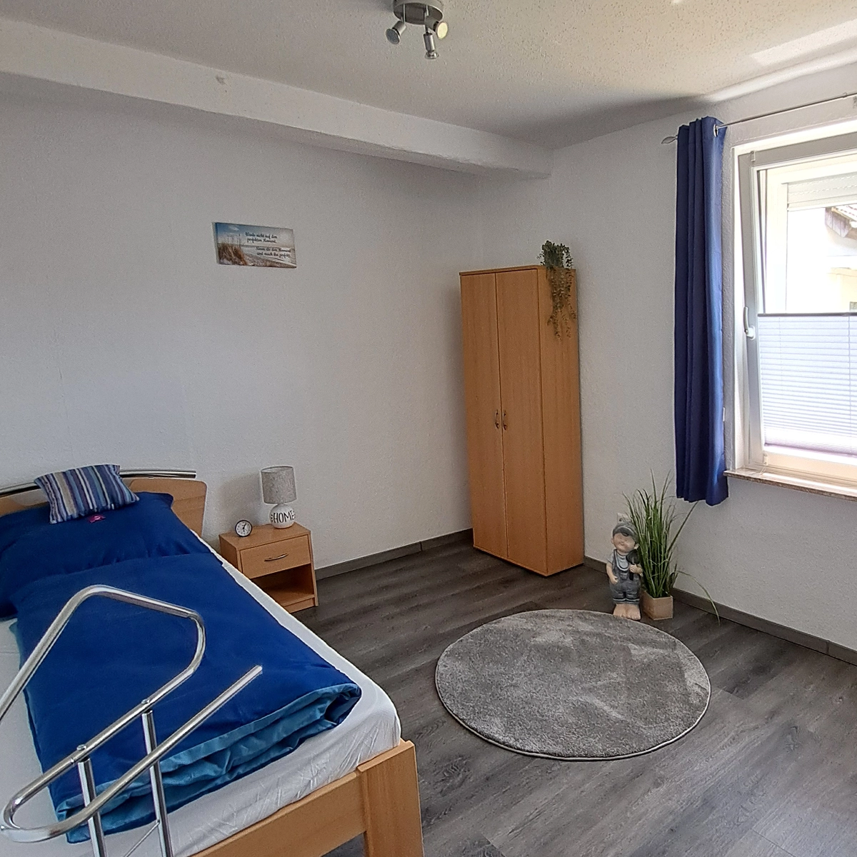 Schlafzimmer 2 mit gemütlichem Einzelbett und großzügigem Kleiderschrank